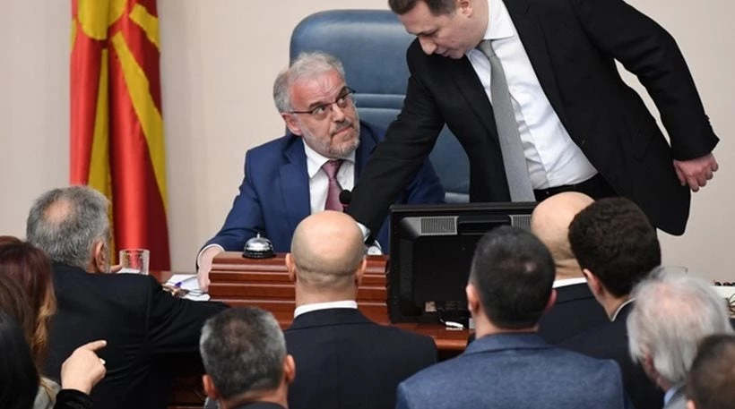 «Ροντέο» η Βουλή των Σκοπίων – Παρενέβη η φρουρά – Βίντεο